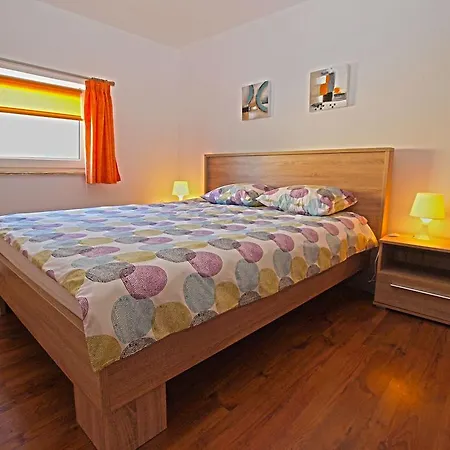 Nensi 1074 Fažana